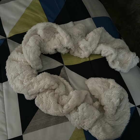 Cream scarf. - Picture 1 of 2